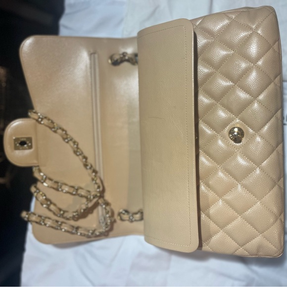 Chanel Jumbo Classic Double Flap Handbag. - Picture 6 of 11